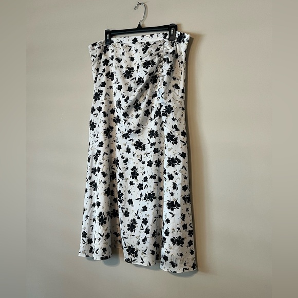 ML Monique Lhuillier NWT Floral Eyelet Skirt Size 16 Lined Romantic - Picture 3 of 13